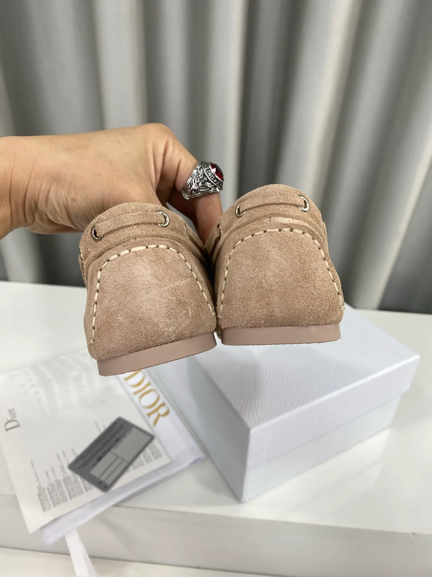 👟👟Ex-factory price 480👟👟 Women's shoes Women's clothing "Exclusive top version" DIOR Dior~25vs spring and summer popular casual flat loafer series... A shoe that does not conflict with shirts, simple partition design, a spring must-have, can be worn with any pants or skirt, very comfortable and beautiful on the feet... ❶Fabric: Original customized cow suede ❷Inner: Original customized sheepskin ❸Feet: sheepskin ❹Outsole: original molded wear-resistant rubber ❺Number of codes: 35-39 (40 customizations are non-refundable) ❻Packaging: Original full set of packaging ☀Color: 5 colors available simultaneously on the official website